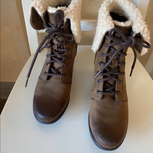 Ugg Zea waterproof suede ,shearling lined bootie. Size 8. Worn once . Brown - Picture 1 of 8
